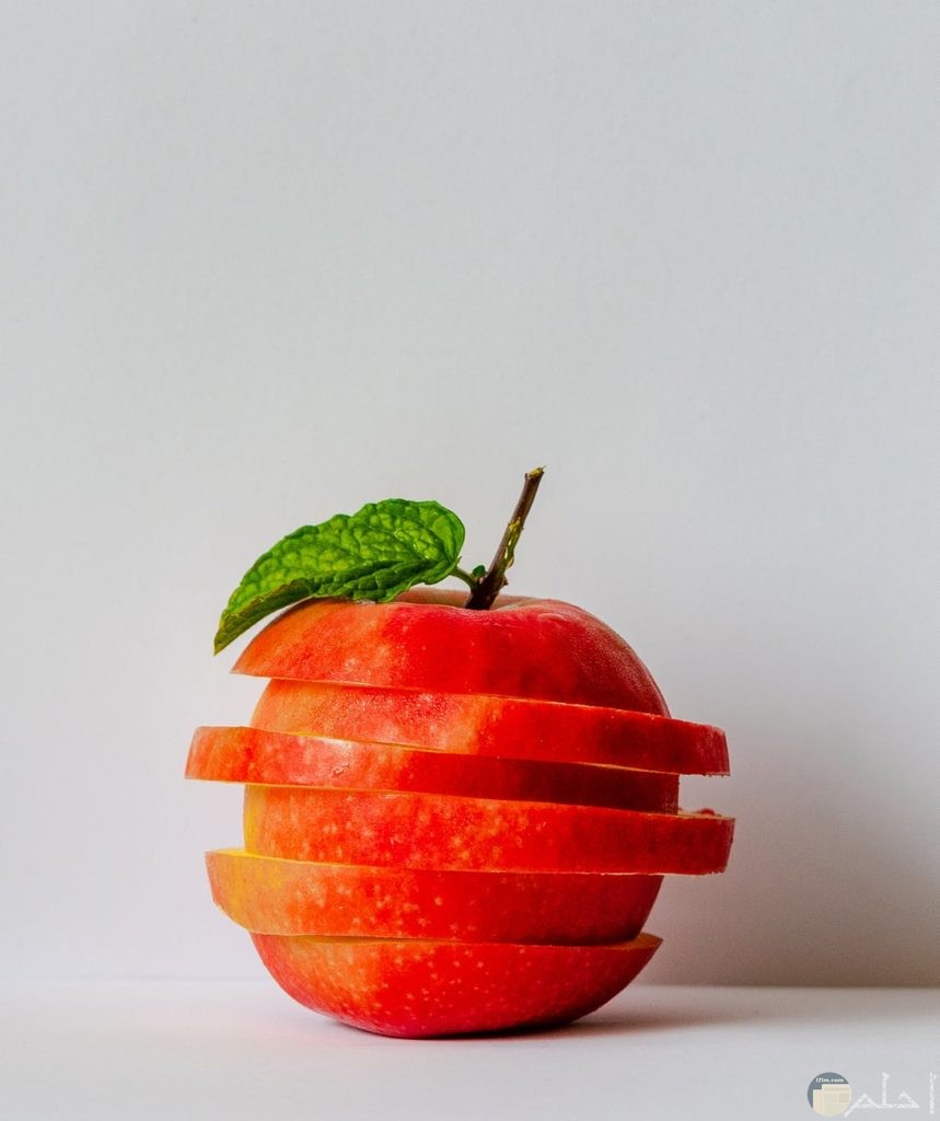 تفاحة حمراء متقسمة إلى شرائح