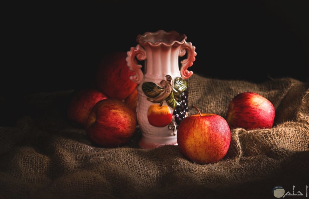 صورة لعدد من التفاح مع فاز زينة