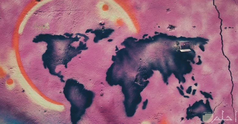 صورة غريبة وجميلة لخريطة الكرة الأرضية مرسومة علي حائط بخلفية ورديه