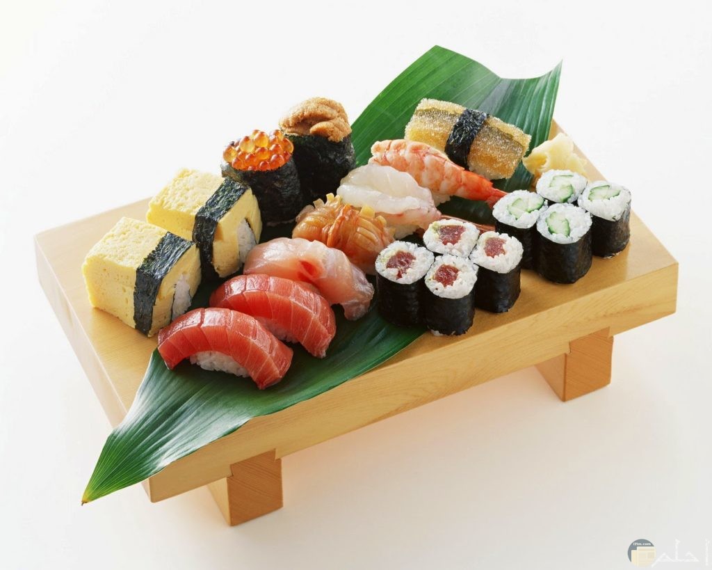 الاكله اليابانيه السوشي اللذيذه مكونه من سمك فيله وارز وتوابل 