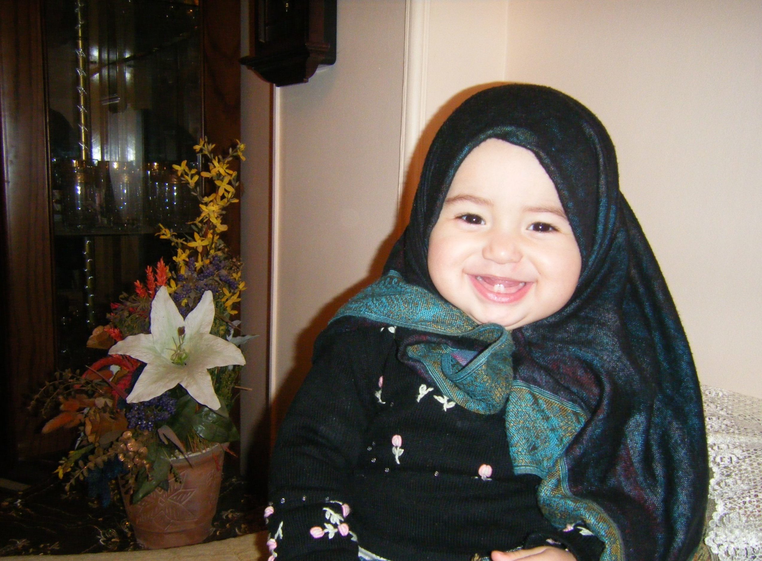 صورة بنت صغيرة بالحجاب فرحانة.